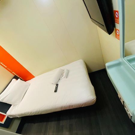Easyhotel London Heathrow Hayes  Exteriör bild