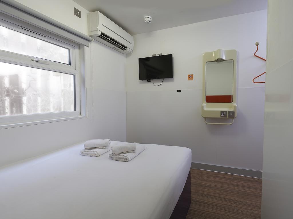 Easyhotel London Heathrow Hayes  Exteriör bild