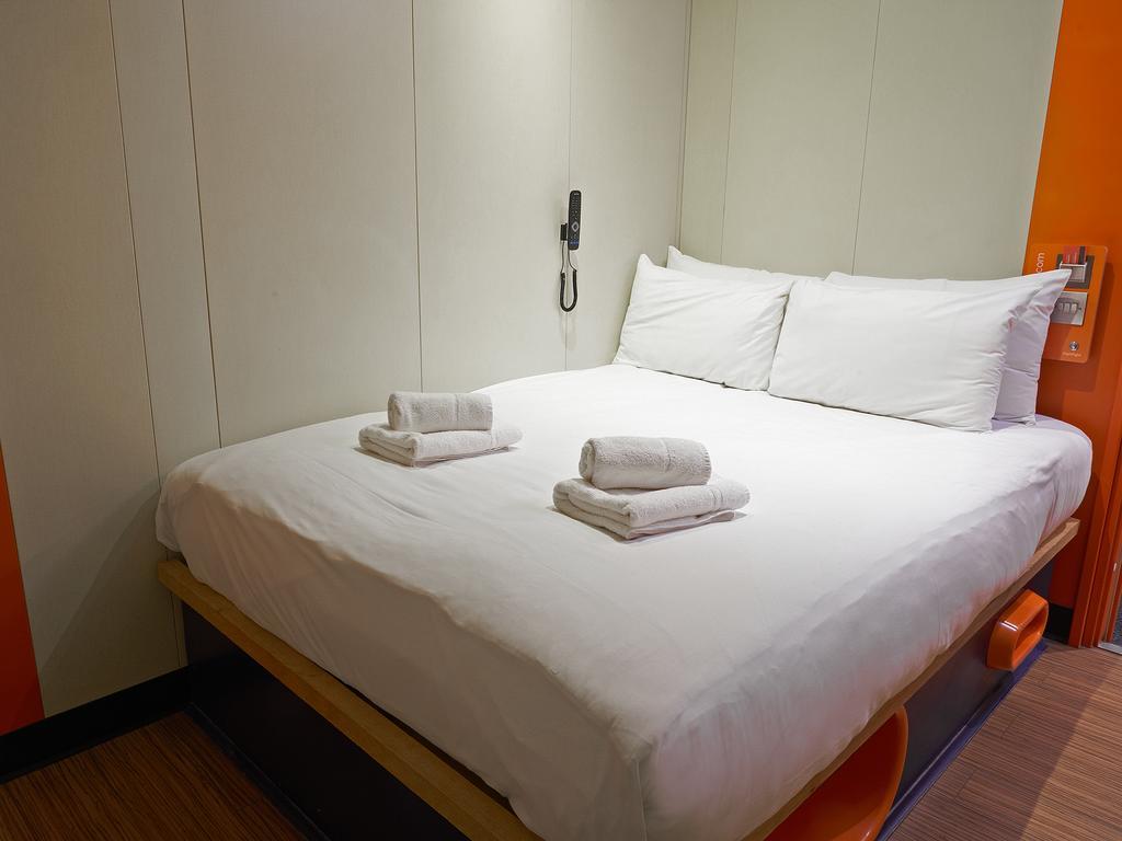 Easyhotel London Heathrow Hayes  Exteriör bild