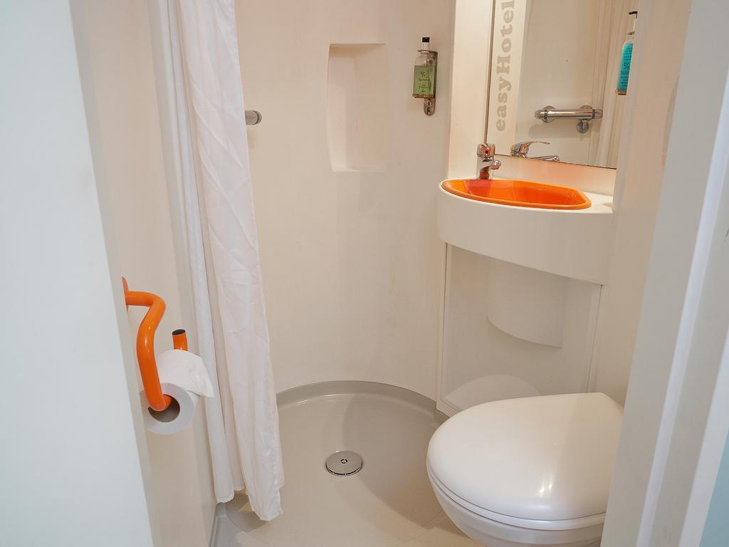 Easyhotel London Heathrow Hayes  Exteriör bild