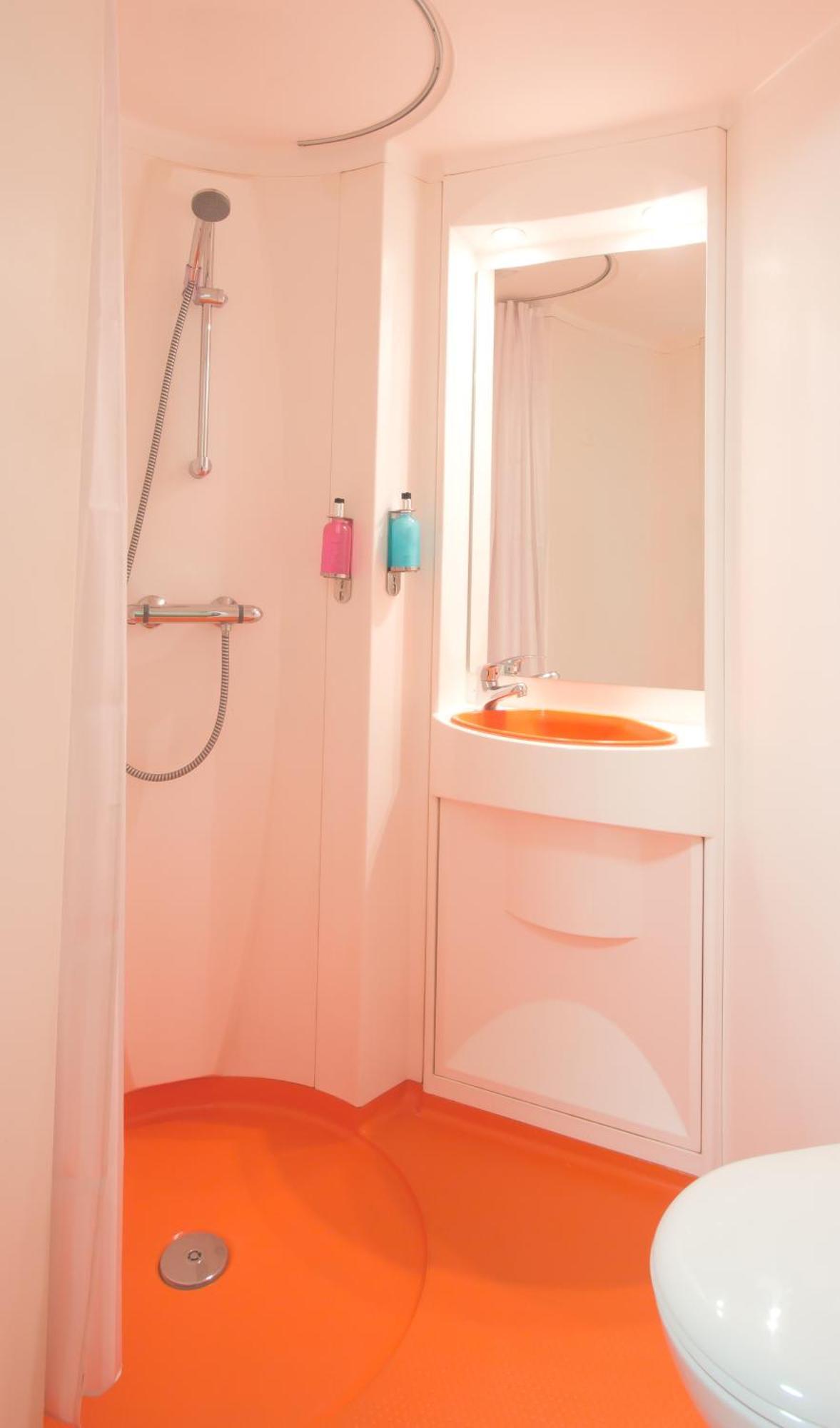 Easyhotel London Heathrow Hayes  Exteriör bild