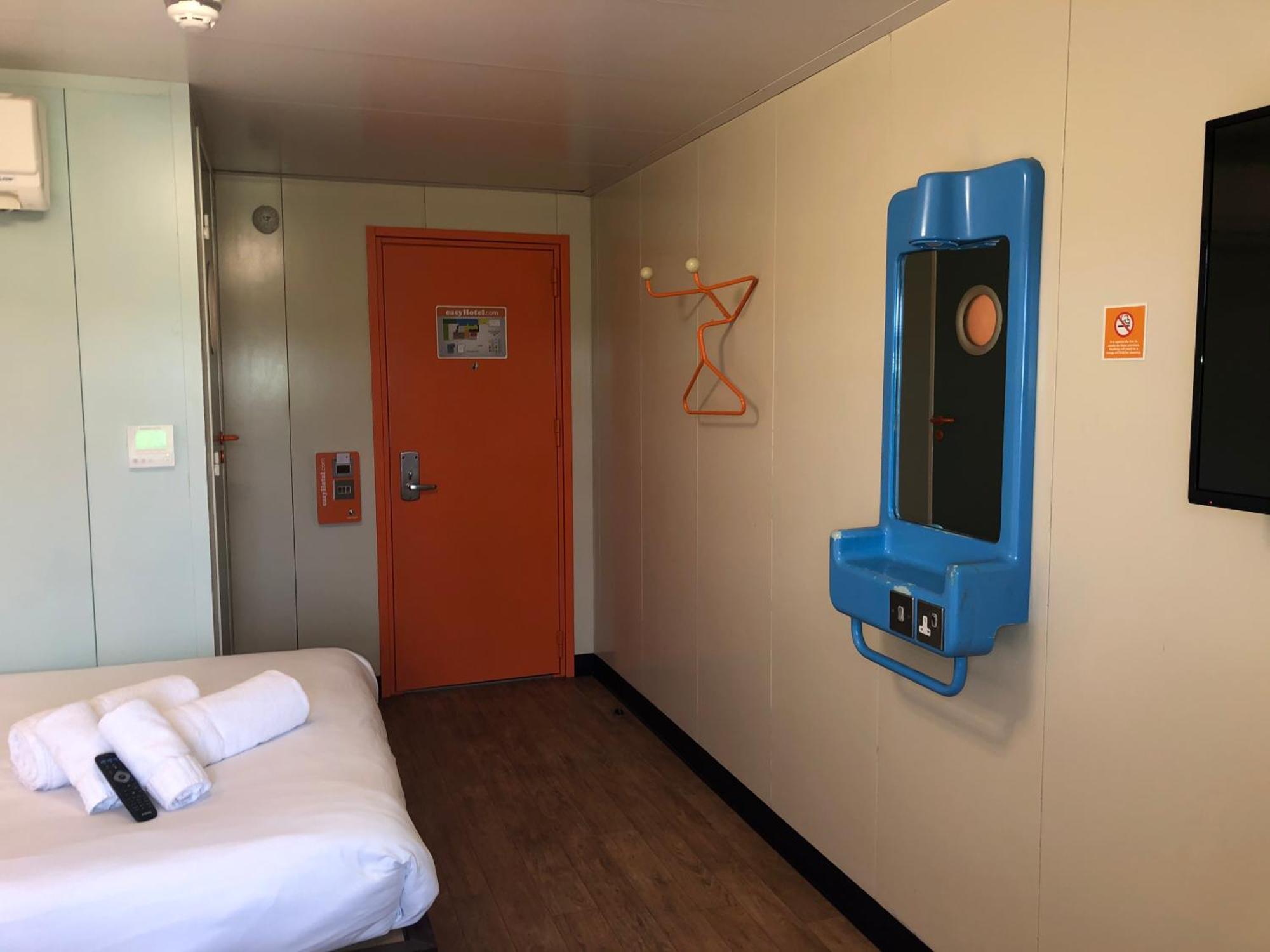 Easyhotel London Heathrow Hayes  Exteriör bild