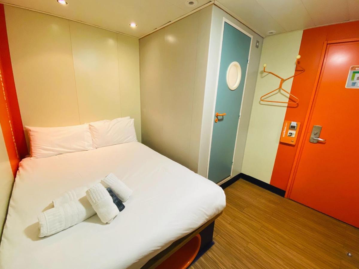 Easyhotel London Heathrow Hayes  Exteriör bild