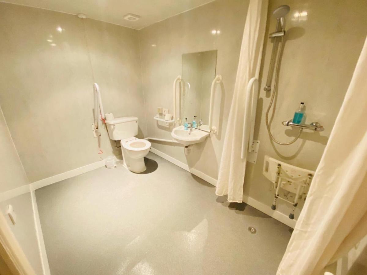 Easyhotel London Heathrow Hayes  Exteriör bild