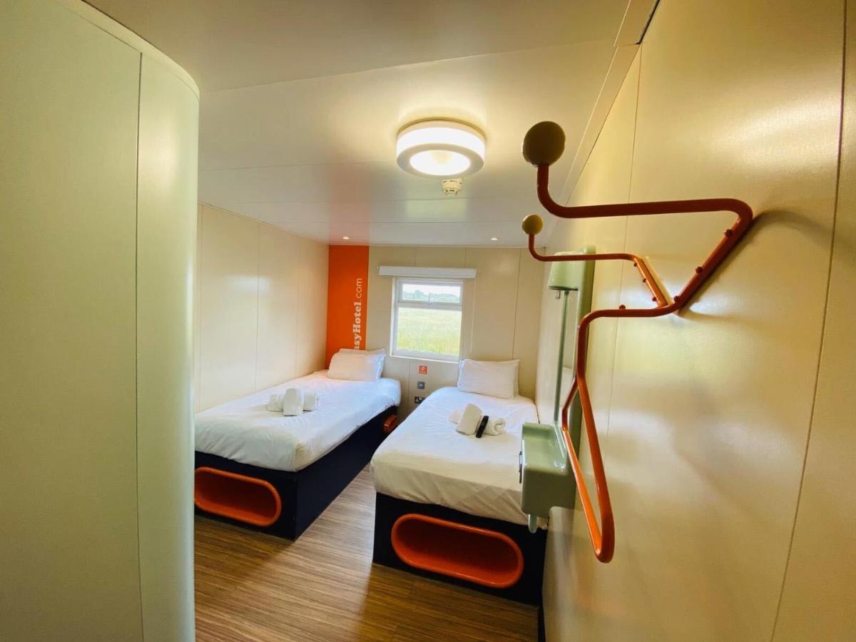 Easyhotel London Heathrow Hayes  Exteriör bild