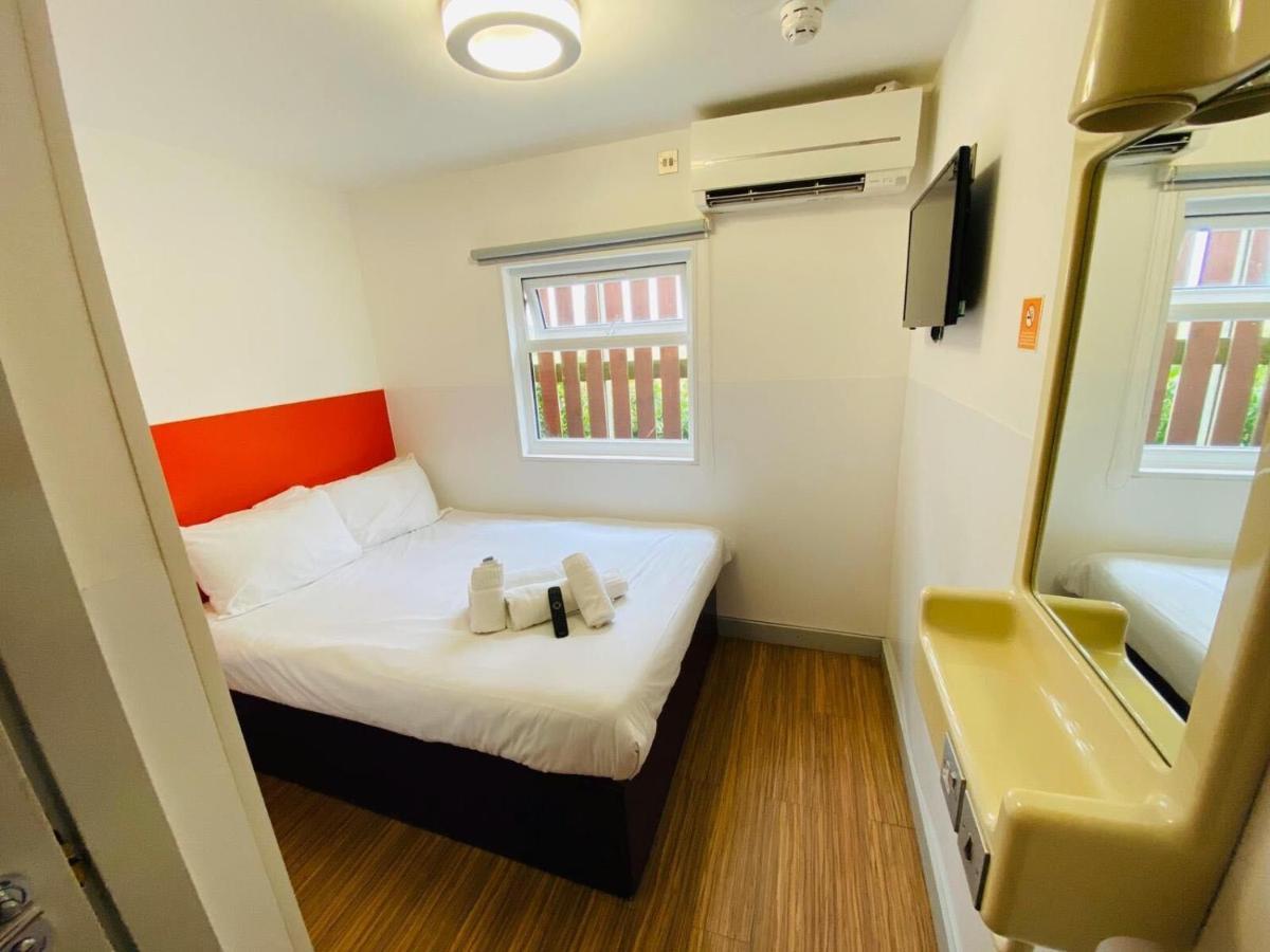 Easyhotel London Heathrow Hayes  Exteriör bild